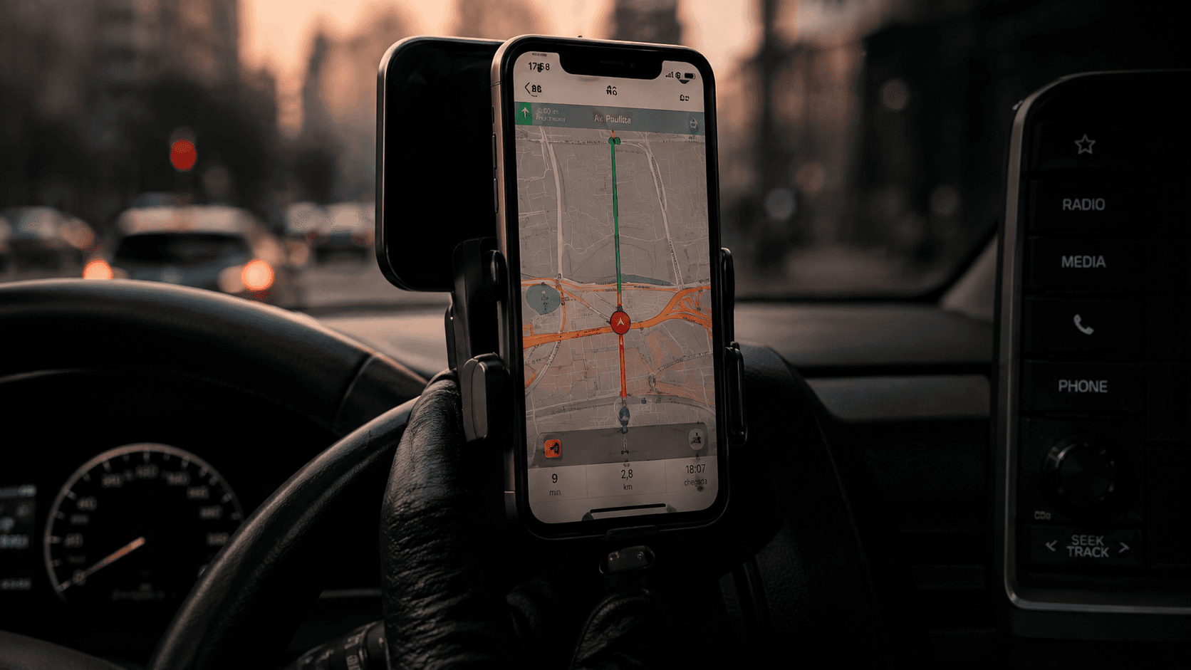 Motorista de aplicativo com o carro apresentável após lavação na Prime Car